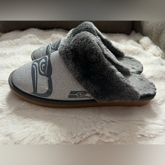 Seattle Seahawks Women's Glitter Open Back Fur Moccasin Slippers Size Large 9-10 - Picture 8 of 15